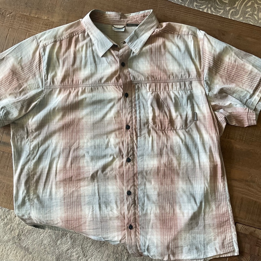 XXL Men’s Columbia shirt with extra hidden side pocket